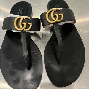 Gucci Women's Sandals in Black with Gold Logo